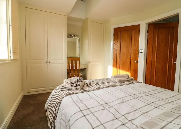 Decca Cottage Is Cheerful One Bedroom Cottage